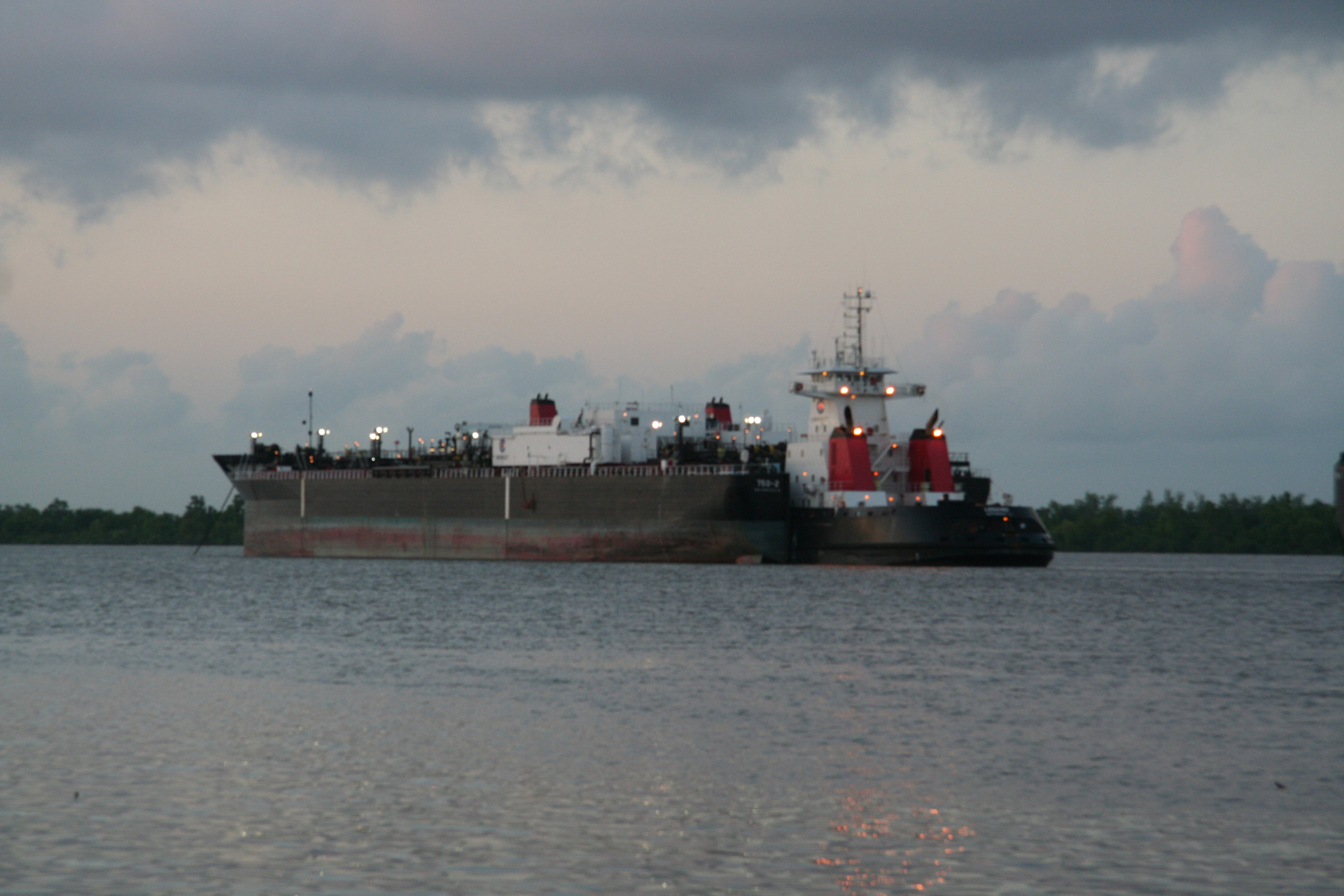 vorne/front Öltanker-Barge/oil tank barge „750-2“ - dahinter/behind Schlepper/Tug |dq|Legend|dq|